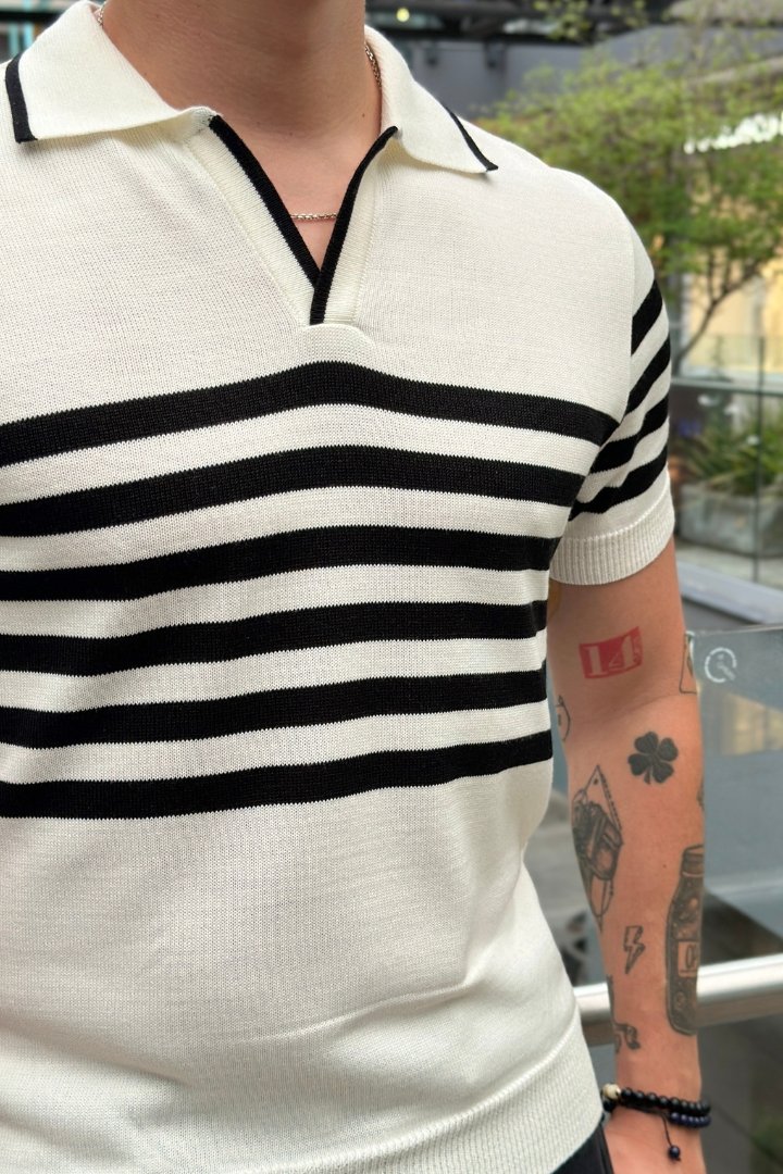Polo búlgara blanco con líneas negras